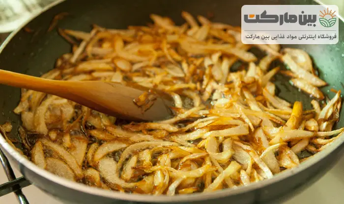 تفت دادن پیاز برای قورمه سبزی